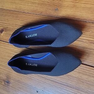 Black Rothys Point